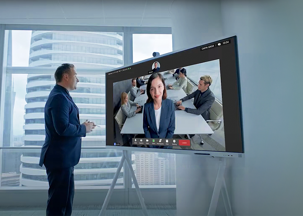 Geschäftsmann in einem modernen Büro führt eine Videokonferenz mit einer All-in-One-Videokonferenzlösung, ideal für Meetings und digitale Zusammenarbeit