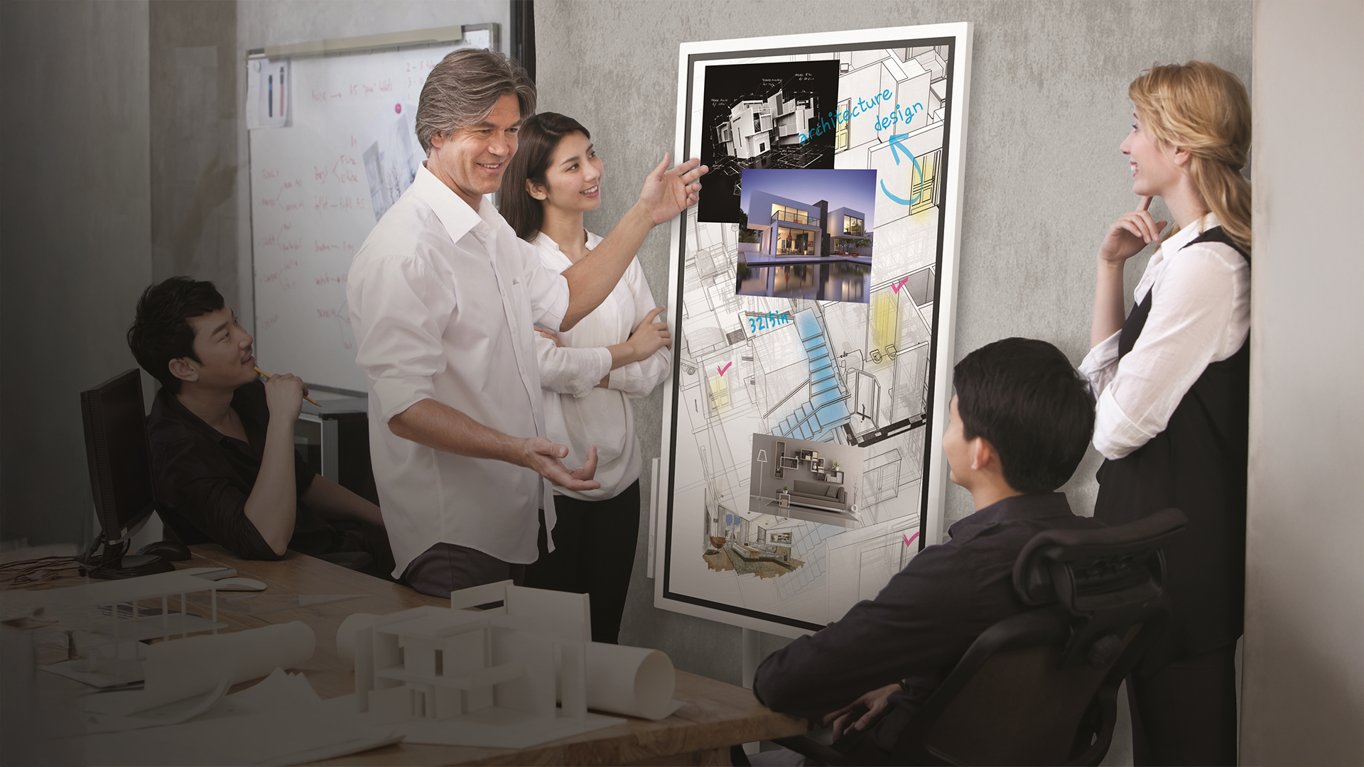 Samsung Flip Pro im Hochformat: Ein Architekt präsentiert seinen Kollegen einen Plan auf dem interaktiven digitalen Board, das produktivere Meetings und effiziente Zusammenarbeit ermöglicht