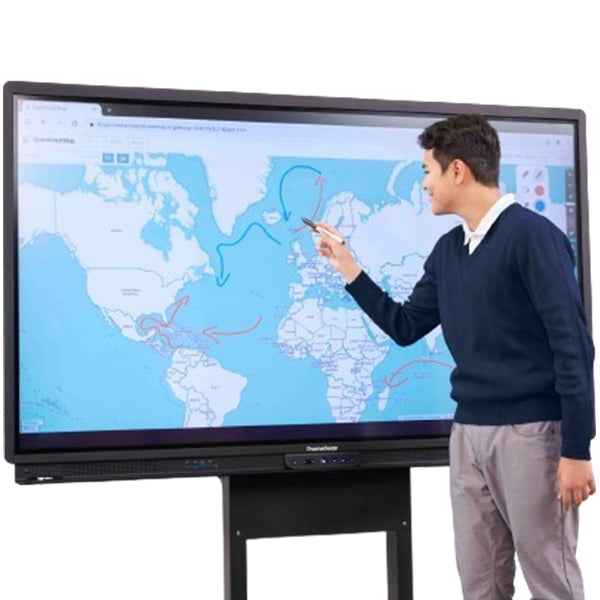 Lehrer arbeitet interaktiv mit einem digitalen Touchdisplay – modernes Smartboard für Unterricht und Präsentationen.