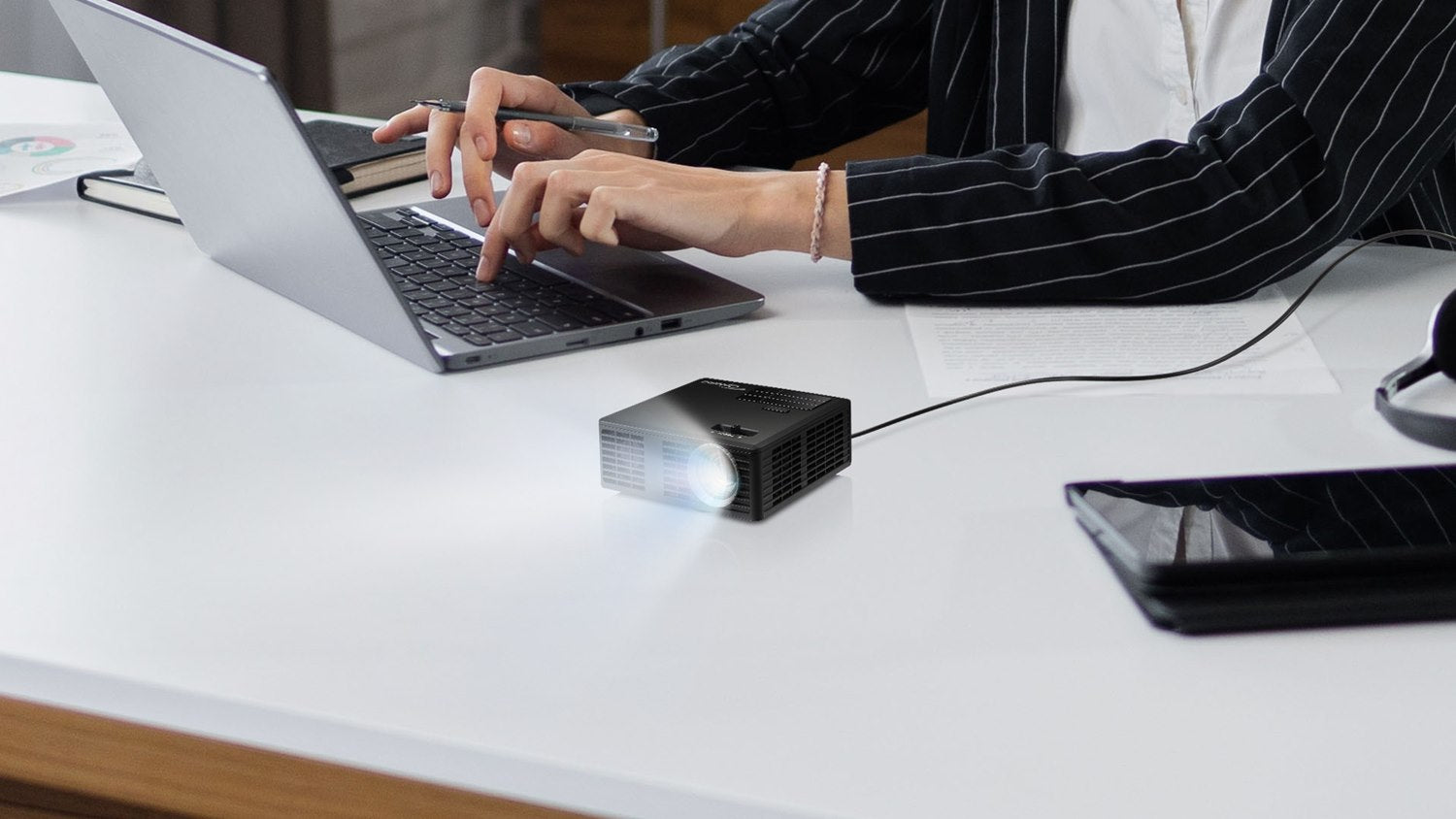 Optoma ML750i - Micro-Portable LED Projektor Projektoren Optoma