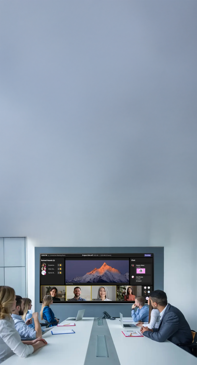 21:9 Business-Displays in einem modernen Meetingraum, Kollegen halten eine Videokonferenz für effiziente Zusammenarbeit