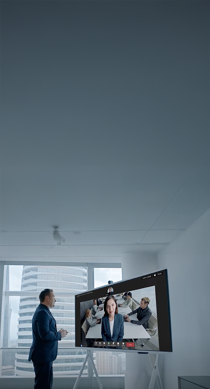 Geschäftsmann in einem modernen Büro führt eine Videokonferenz mit einer All-in-One-Videokonferenzlösung, ideal für Meetings und digitale Zusammenarbeit