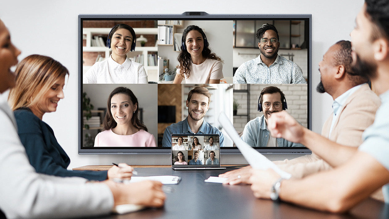 Maxhub XBoard V7 interaktives Display in einem modernen Meetingraum mit Videokonferenz