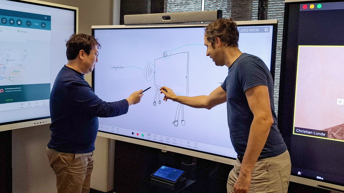 Beratung am interaktiven Touchdisplay mit Videokonferenz im beamer.at Showroom in Wien