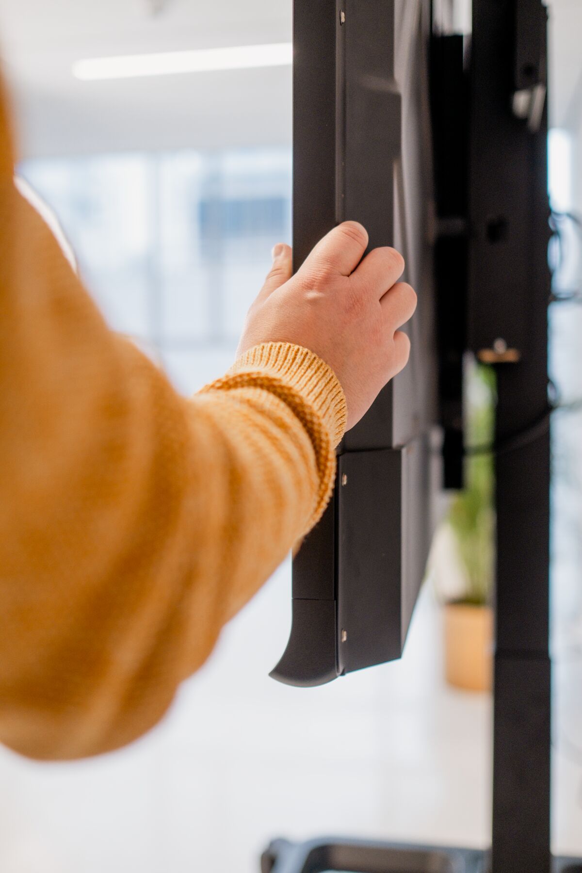 Vogel's RISE 5200 Trolley mit motorisiertem Display-Lift 80 mm/s mit DirectControl Halterung Vogels